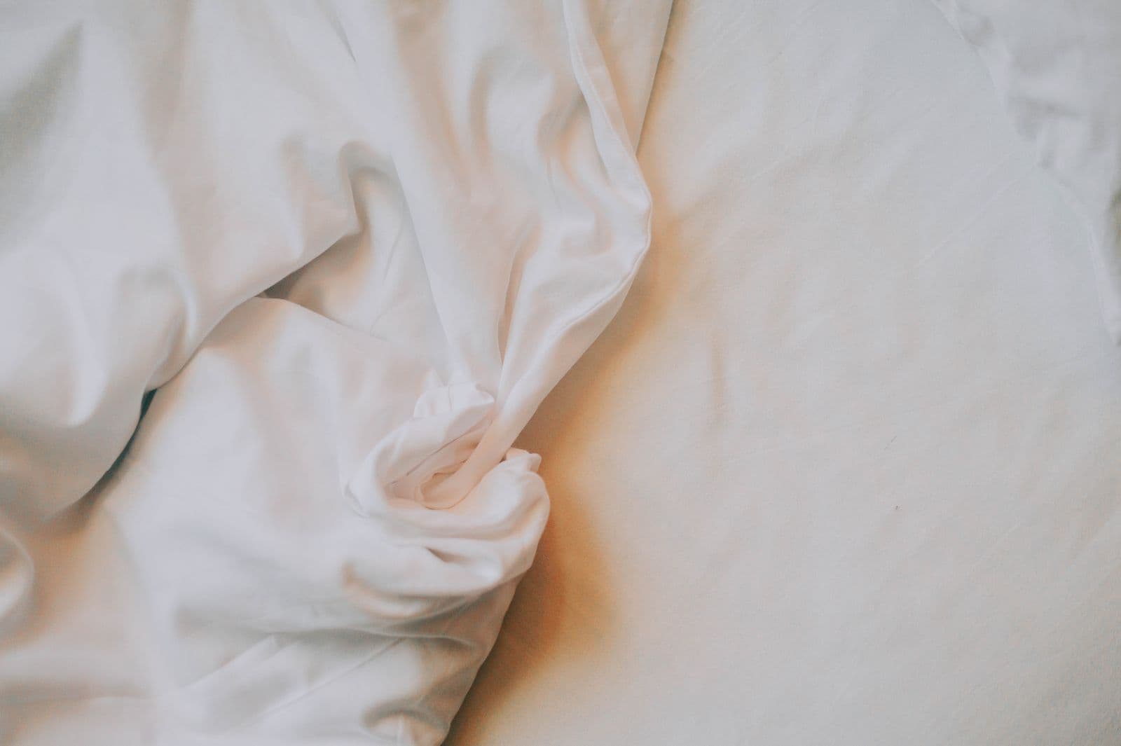Drap de lin blanc froissé dans la lumière du matin